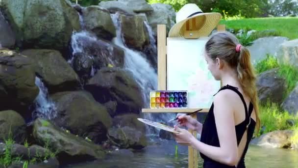 Mujer pintando al aire libre. Arte visual de plein artista al aire libre — Vídeos de Stock