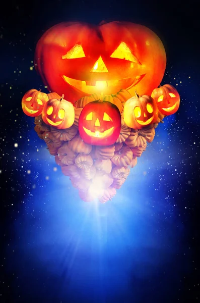 Zucca di Halloween nel cielo notturno buio — Foto Stock