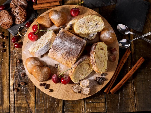 Sand nut chocolate cookies and rolled biscuit on board — Stock Photo, Image