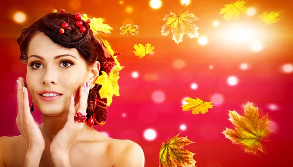 Jesienny sztandar zostawia tło pięknej kobiety — Zdjęcie stockowe