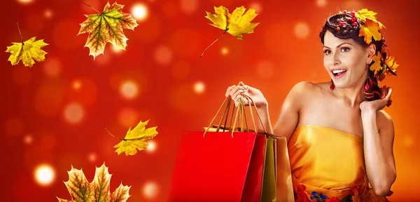 Venta de otoño bolsa de compras banners de arce hojas de fondo con mujer — Foto de Stock