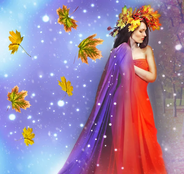Цикл сезонів осінь зима концептуальної моди жінки — стокове фото