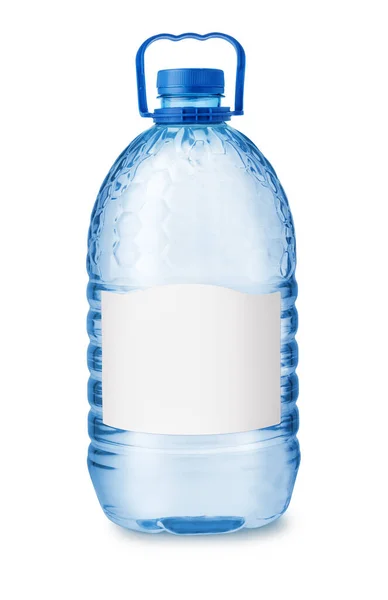 白色粘贴空白标签的大塑料水瓶的前景 — 图库照片