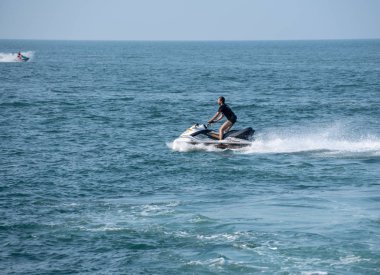 Jet ski veya kapalı Ilfracombe okyanusta dalga runner