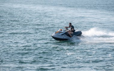 Jet ski veya kapalı Ilfracombe okyanusta dalga runner