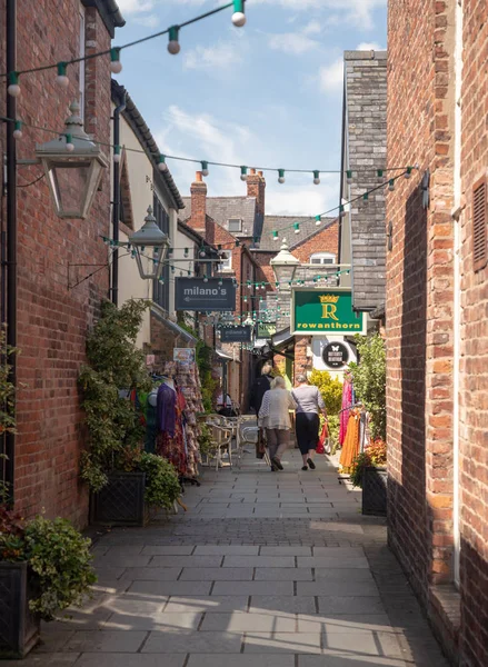 Compradores fuera de English Walls en Oswestry Shropshire — Foto de Stock