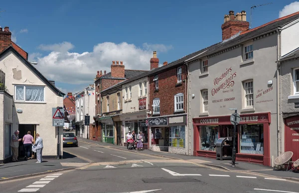 Compradores en Leg Street en Oswestry Shropshire — Foto de Stock