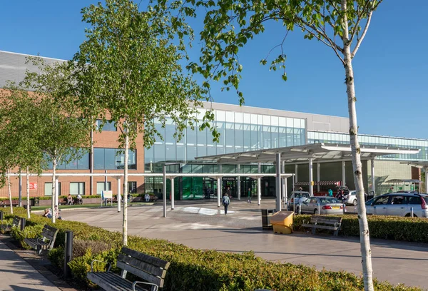 Вход в больницу Королевского университета Сток — стоковое фото
