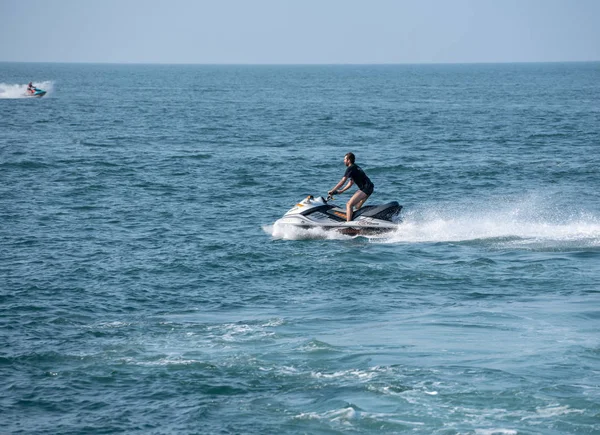 Jet ski eller våg löpare i havet utanför Ilfracombe — Stockfoto