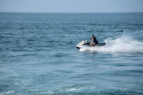 Jet ski ou wave runner no oceano ao largo de Ilfracombe — Fotografia de Stock