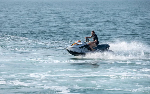 Jet ski veya kapalı Ilfracombe okyanusta dalga runner — Stok fotoğraf