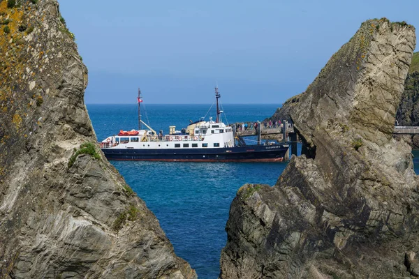 Turisták partot ér-ból MILISECUNDUM Oldenburg Lundy sziget, a Devon — Stock Fotó
