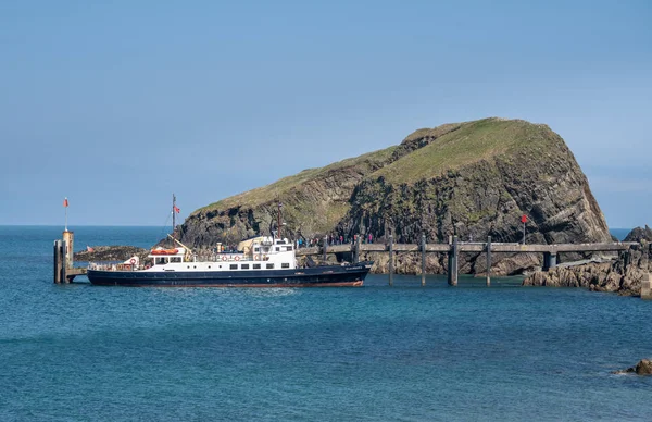 I turisti atterrano da MS Oldenburg su Lundy Island nel Devon — Foto Stock