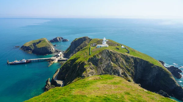 Turistas desembarcam de MS Oldenburg na Ilha Lundy em Devon — Fotografia de Stock