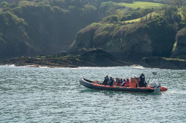 Turisté v rychle nafukovací loď na ostrov Lundy v Devonu — Stock fotografie