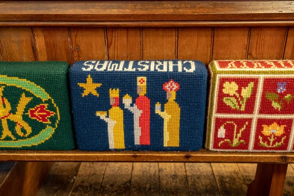 Kneeling cushions in St Michael and All Angels church in Hughenden — Stock Photo, Image