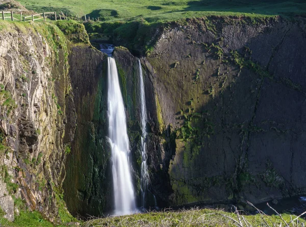 Spekes Mill usta wodospad w pobliżu Hartland Quay w północnej części hrabstwa Devon — Zdjęcie stockowe