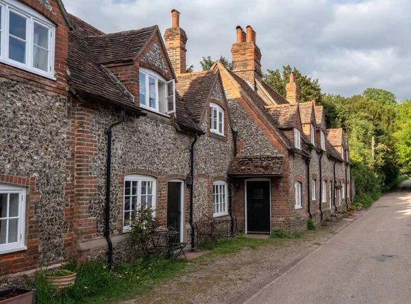 Pretty street of brick houses in village of Hambleden — Stock Photo, Image