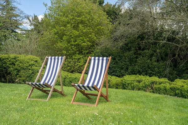 Twee Britse Ligstoelen Met Gestreepte Doek Een Engelse Tuin Zomer — Stockfoto