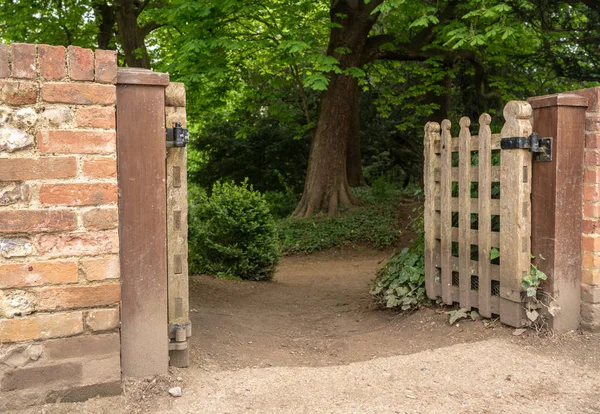 Porta de entrada de madeira no misterioso caminho da floresta — Fotografia de Stock