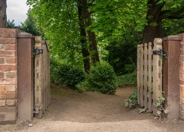 Puerta de madera en el misterioso sendero del bosque —  Fotos de Stock