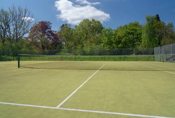 Vista aperta del campo da tennis su erba artificiale — Foto Stock