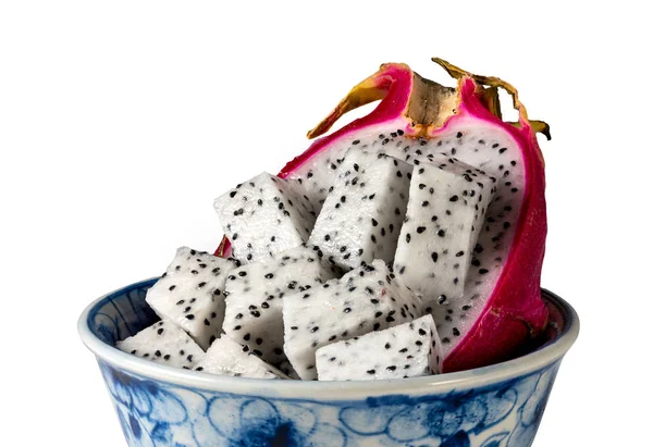 Fruta del dragón cortada por la mitad en un tazón azul sobre un fondo blanco —  Fotos de Stock