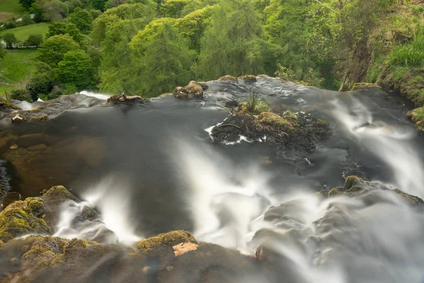 ぼやけモーション ストリームは Pistyll Rhaeadr の滝の上から落ちる — ストック写真