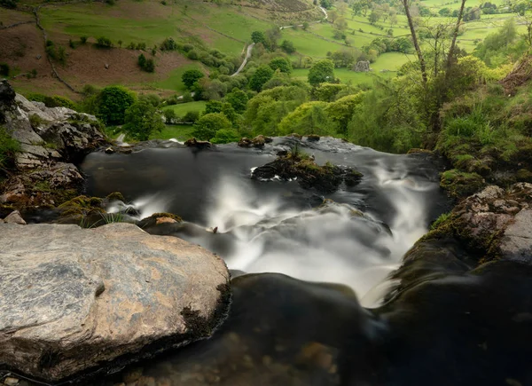Suddig motion stream faller från toppen av vattenfallet vid Pistyll Rhaeadr — Stockfoto