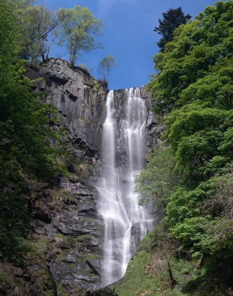 Wysoka wodospad Pistyll Rhaeadr w Walii — Zdjęcie stockowe