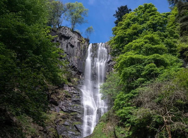 Vysoký vodopád Pistyll Rhaeadr ve Walesu — Stock fotografie