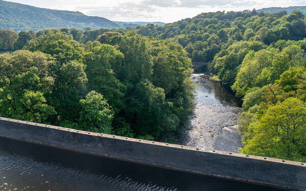 Понцисильте Акведук около Ллангольена в Уэльсе весной
