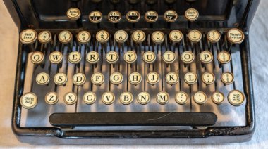 Eski vintage taşınabilir daktilo ile qwerty klavye