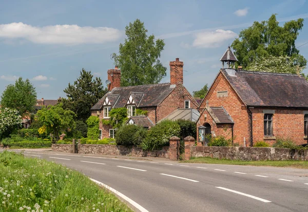 Ładny domek i Kościół w Burlton Shropshire — Zdjęcie stockowe