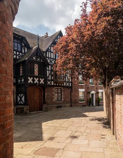 Bonita rua georgiana e Tudor e casas em Shrewsbury — Fotografia de Stock