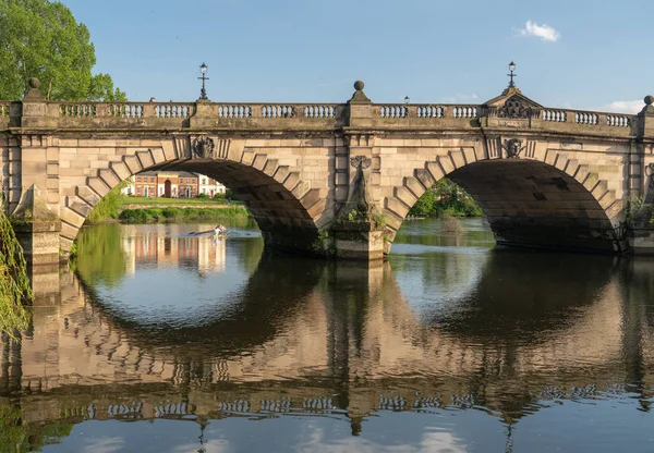 Vy över floden Severn engelska bron i Shrewsbury — Stockfoto