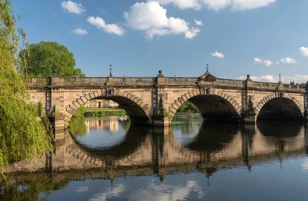 Vista sobre o rio Severn da ponte inglesa em Shrewsbury — Fotografia de Stock