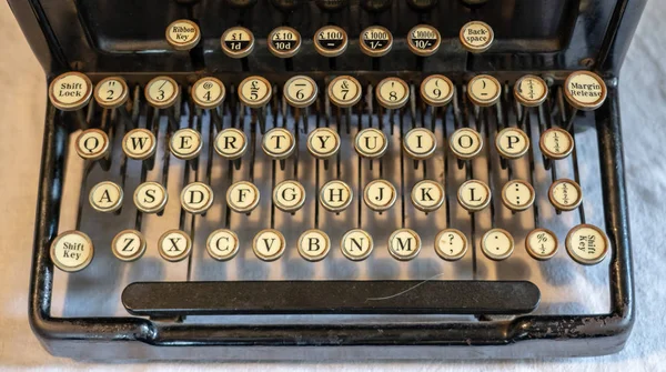 Древняя винтажная портативная пишущая машинка с qwerty клавиатурой — стоковое фото