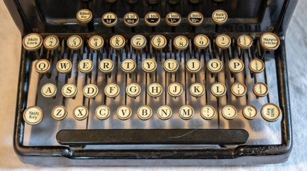 Ancient vintage portable typewriter with qwerty keyboard — Stock Photo, Image