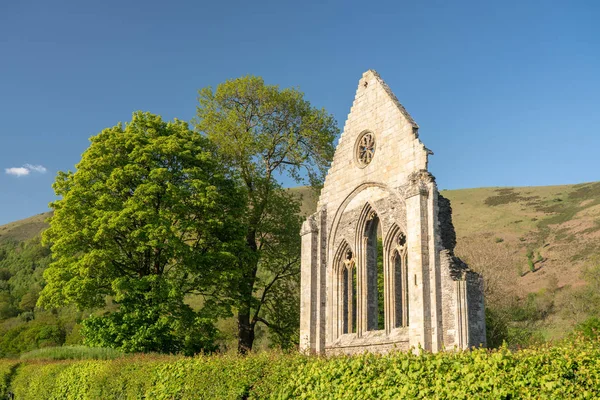 Parede arruinada e janela da abadia de Valle Crucis perto de Llangollen — Fotografia de Stock