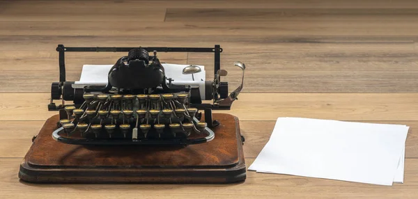 Old fashioned vintage portable typewriter on wooden desk — Stock Photo, Image