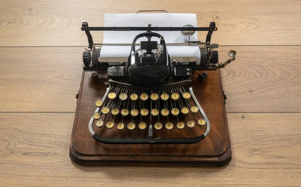 Alte tragbare alte Schreibmaschine mit nicht-Qwerty-Tastatur — Stockfoto