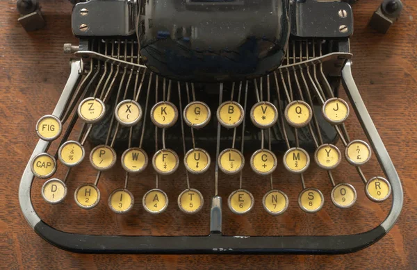Régi vintage hordozható írógépek nem qwerty billentyűzettel — Stock Fotó