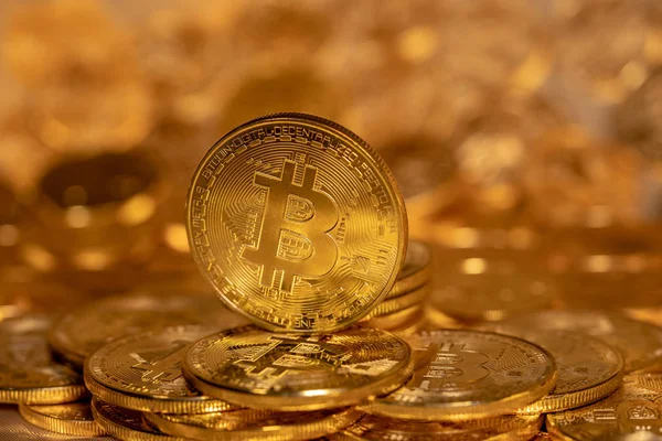 Bitcoin singolo in piedi sopra altre monete d'oro — Foto Stock