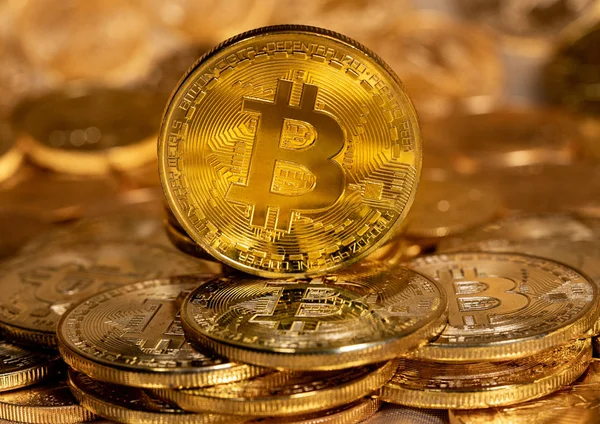 Bitcoin único de pie en la parte superior de otras monedas de oro — Foto de Stock