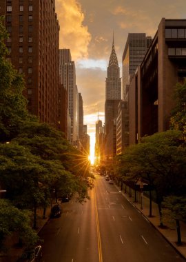 42. cadde NY boyunca güneşin battığı zaman Manhattanhenge