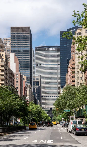 MetLife byggnad från gatunivå i New York — Stockfoto