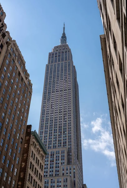 Empire State building uit straatniveau in New York — Stockfoto