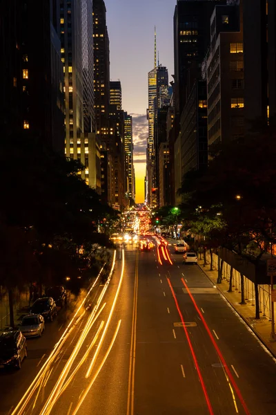 Manhattanhenge wanneer de zon langs 42nd street in New York ondergaat — Stockfoto