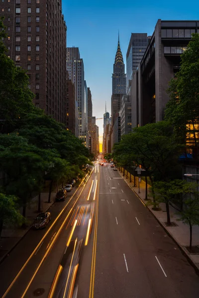 Manhattanhenge wenn die Sonne entlang der 42. Straße in ny untergeht — Stockfoto